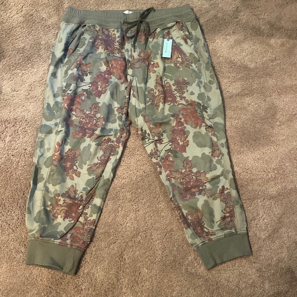 NWT Floral Jogger Dress Pant So Pretty